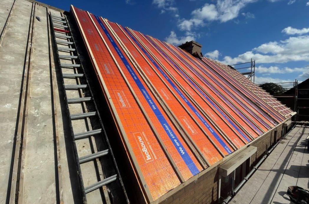 Weer een mooi strak en circulair geïsoleerd dak in één handeling