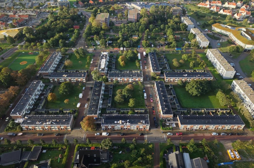 Dakrenovatie 82 huurwoningen door Van Dijk Dakwerken: duurzaam en toekomstbestendig