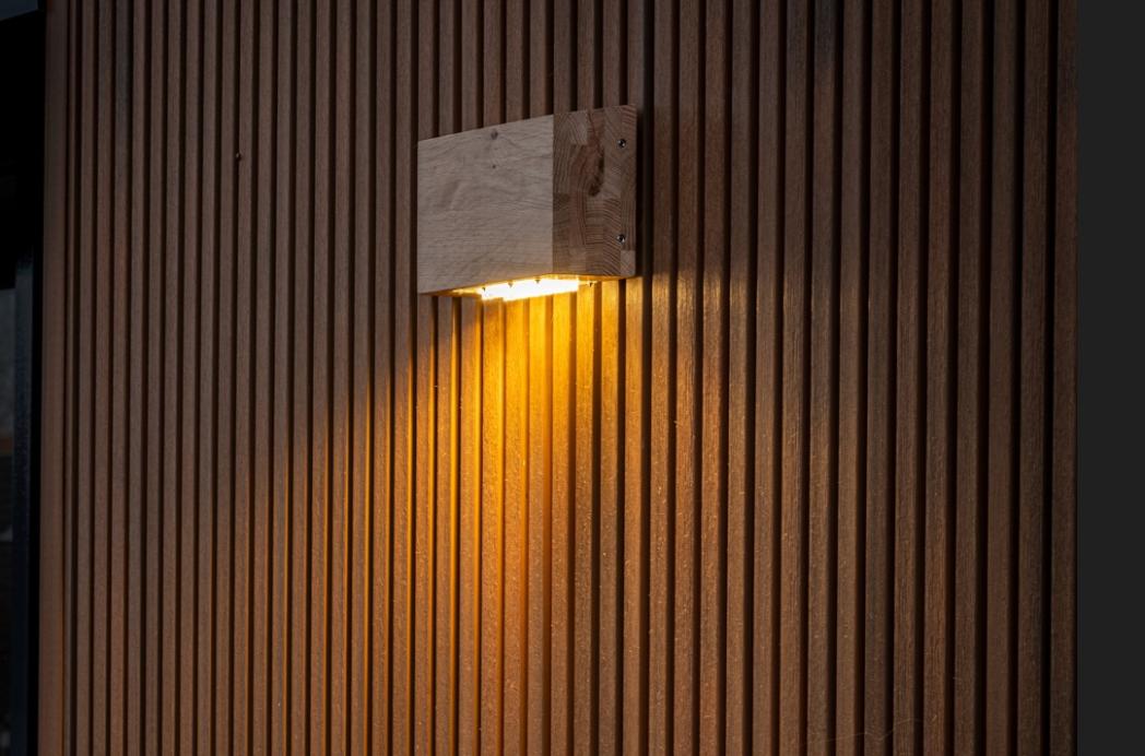 SYMM Oaken - Circulair wandarmatuur met eiken behuizing