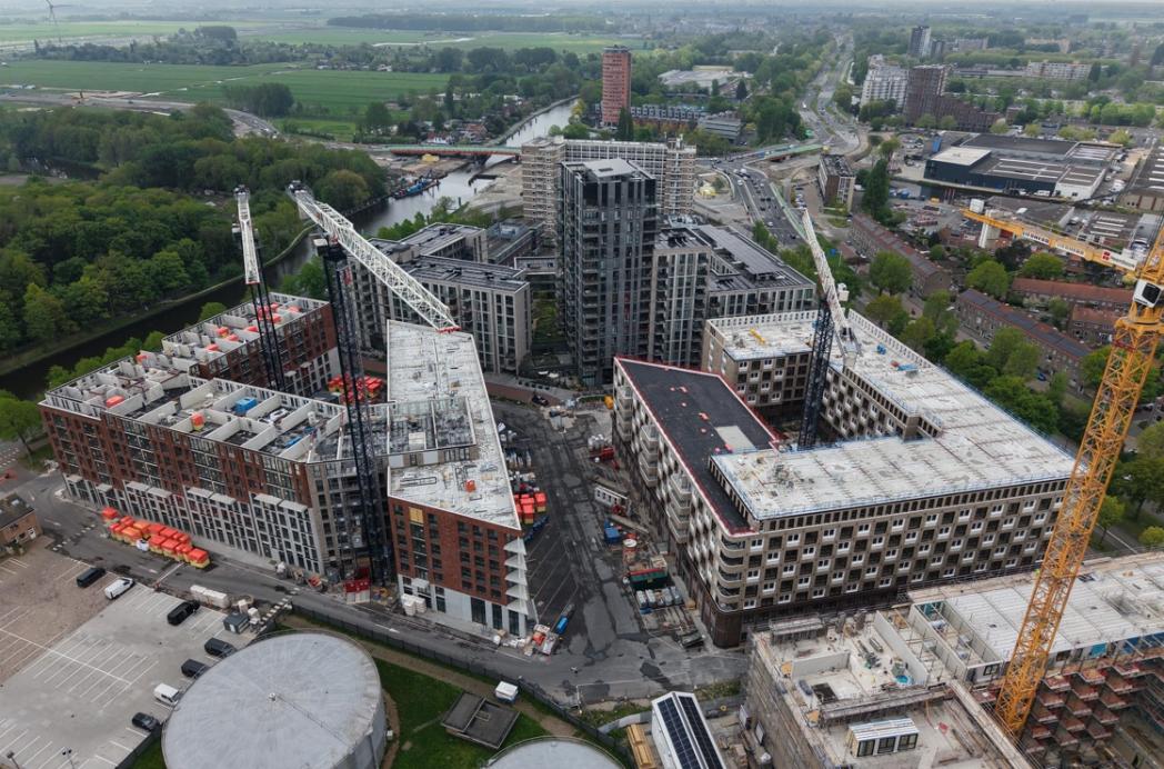 Van Dijk Dakwerken verzorgt de 5de gevel bij woningbouwproject Zirro & Schouls in Leiden