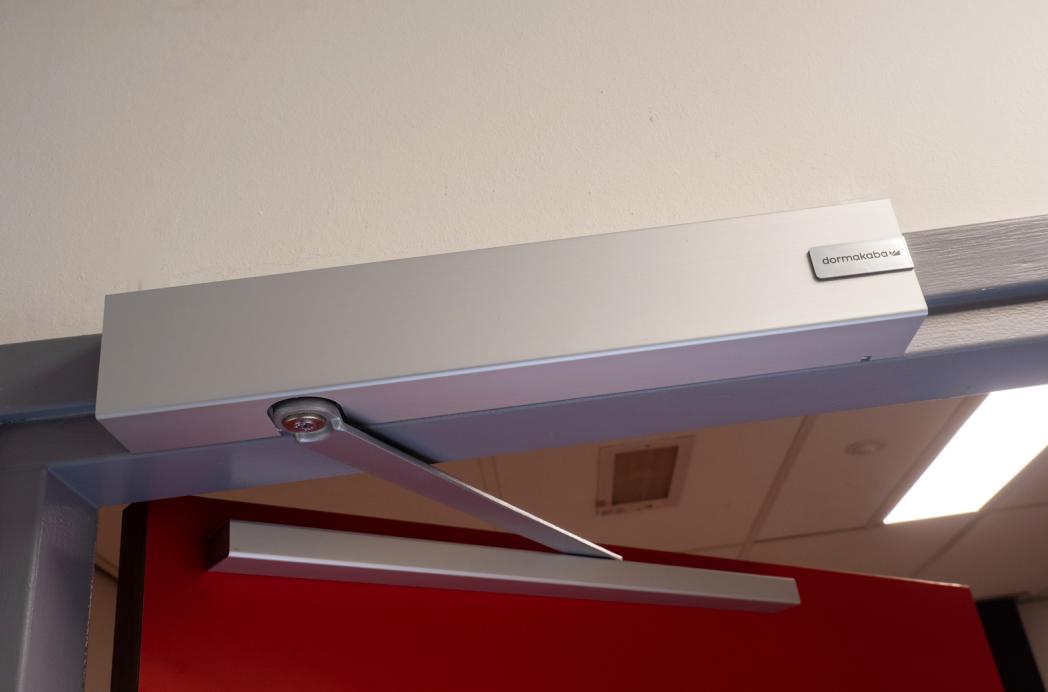 Vrijloopdeurdranger dormakaba TS 99 FL K BG, ideale oplossing voor woningentreedeuren