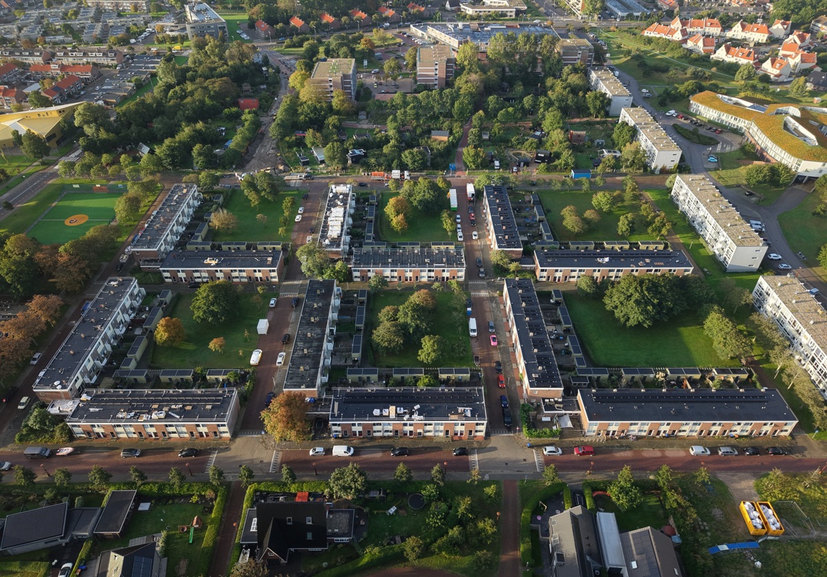 Dakrenovatie 82 huurwoningen door Van Dijk Dakwerken: duurzaam en toekomstbestendig