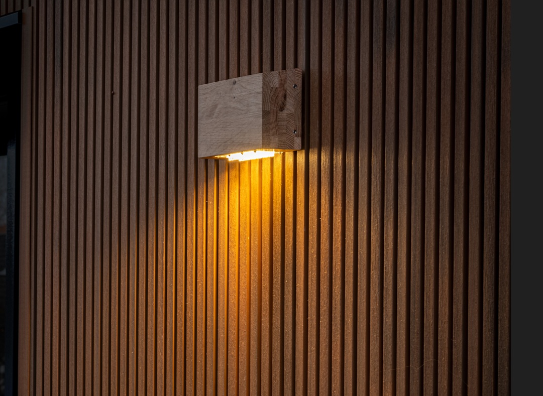 SYMM Oaken - Circulair wandarmatuur met eiken behuizing